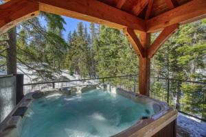 lakeside-west-winter-hot-tub